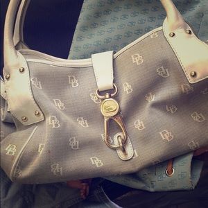 Dooney & Bourke white/gray purse